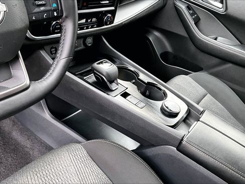 Used 2025 Nissan Rogue SV image 17