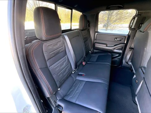 Used 2024 Nissan Frontier PRO-4X image 20