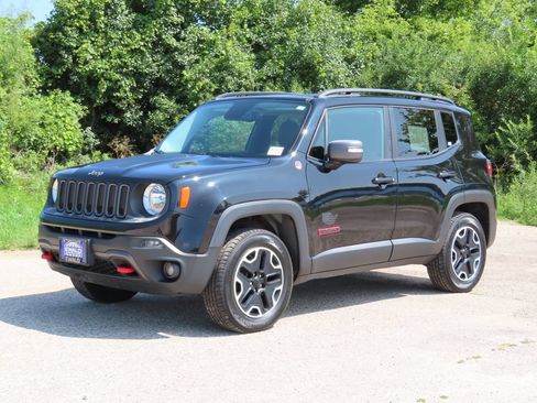 Used 2017 Jeep Renegade Trailhawk w/ Premium Trailhawk Package AWD/4WD image 21