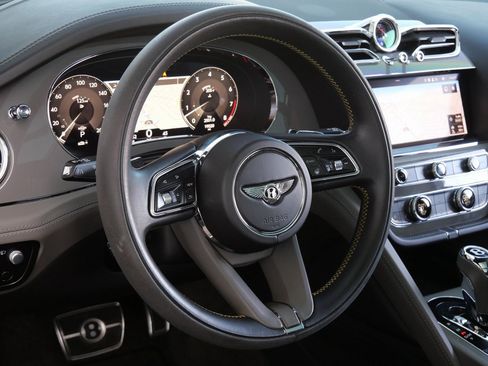 Used 2022 Bentley Bentayga image 14