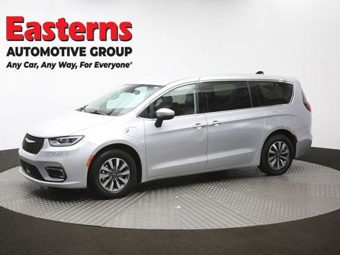 Used 2023 Chrysler Pacifica Touring-L FWD image 59