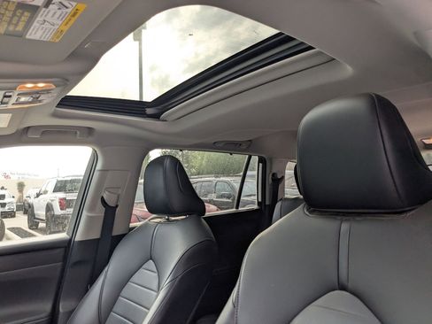 Used 2021 Toyota Highlander XLE AWD/4WD image 19