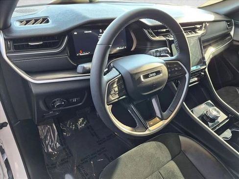 Used 2023 Jeep Grand Cherokee Altitude AWD/4WD image 13