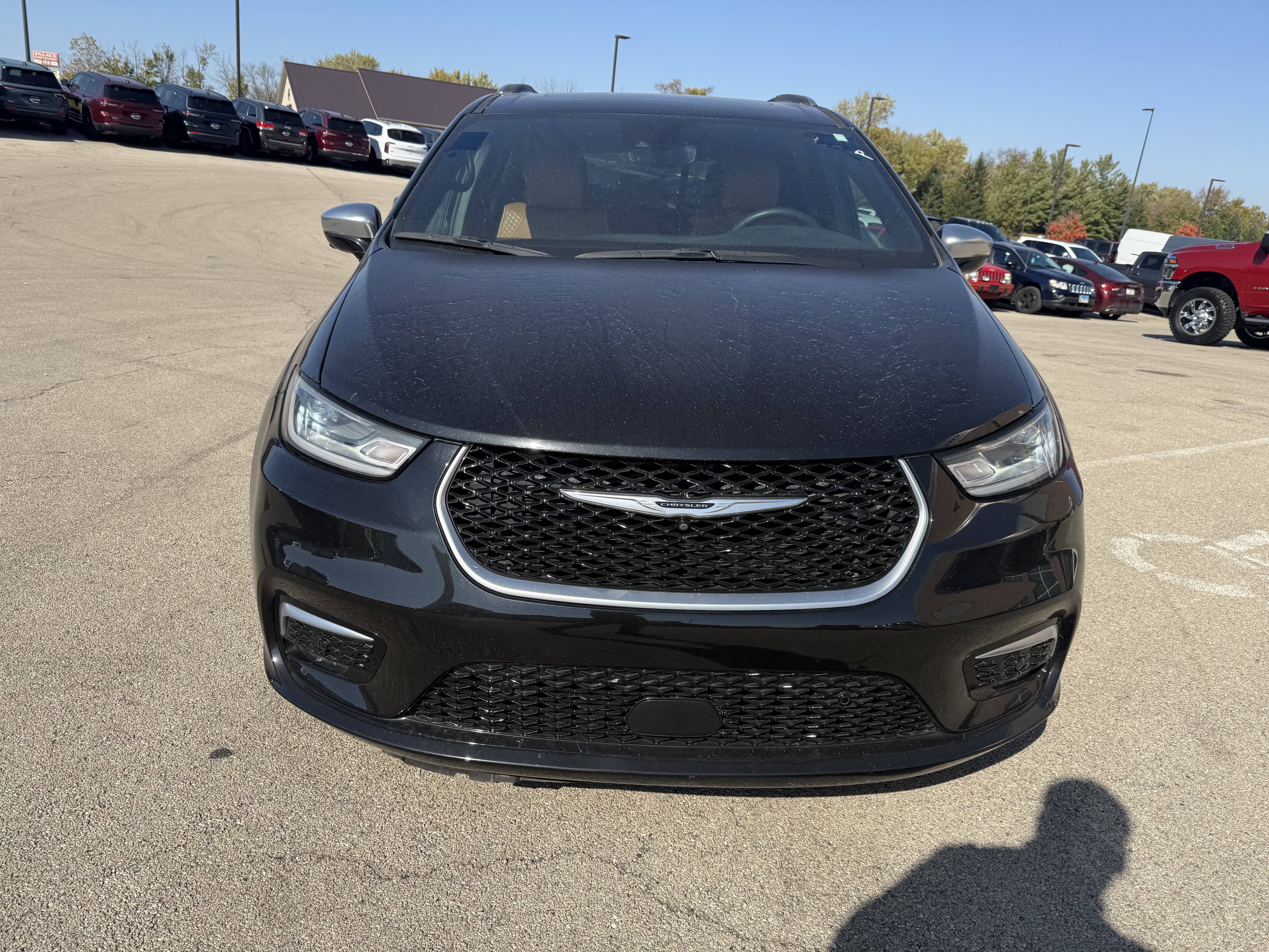 Used 2022 Chrysler Pacifica Pinnacle FWD image 2