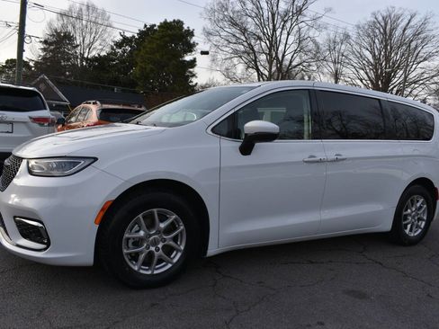 Used 2023 Chrysler Pacifica Touring-L image 2