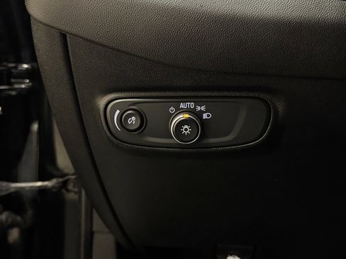 Used 2021 Chevrolet Equinox LS image 16