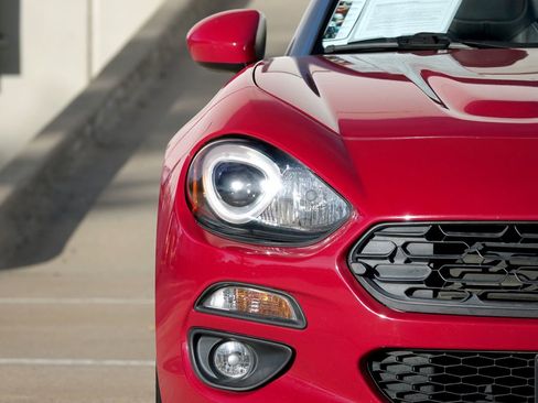 Used 2018 FIAT 124 Spider Lusso w/ Navigation & Sound Group image 16