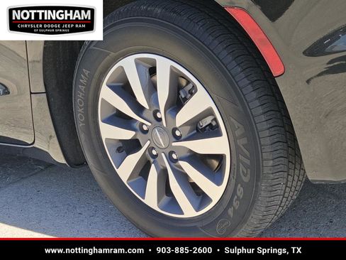 Used 2023 Chrysler Pacifica Touring-L image 7