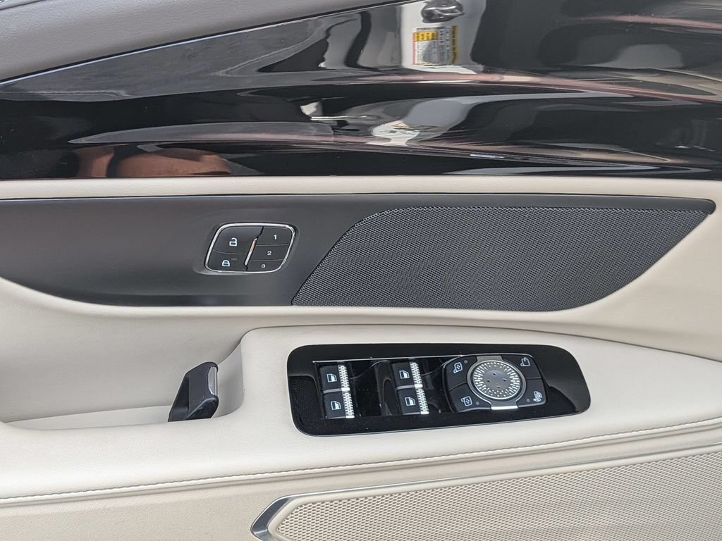 Used 2025 Lincoln Nautilus Premier AWD/4WD image 11