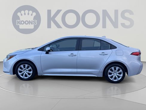 Used 2021 Toyota Corolla LE FWD image 2
