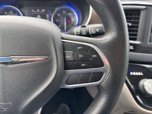 Used 2021 Chrysler Voyager Lxi image 12