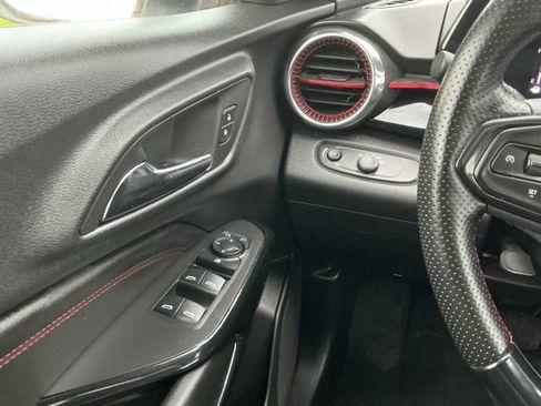 Used 2025 Chevrolet Trax RS w/ Sunroof Package FWD image 24