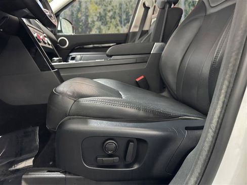Used 2019 Land Rover Discovery SE image 18