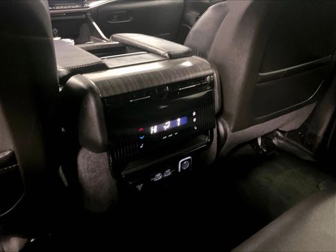 Used 2024 Jeep Wagoneer L Series III w/ Flexible Seating Group image 28