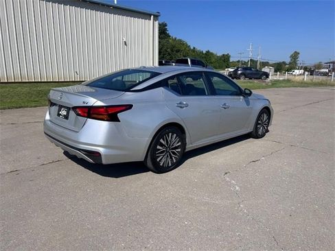 Used 2024 Nissan Altima 2.5 SV image 3