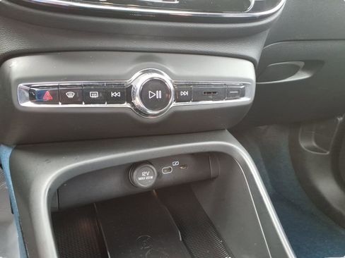 Used 2023 Volvo XC40 Recharge Ultimate image 20