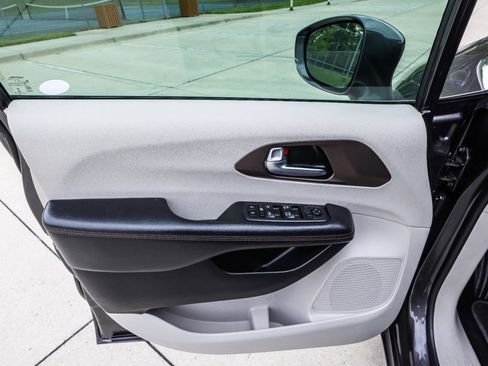 Used 2019 Chrysler Pacifica Touring-L w/ Advanced Safetytec Group FWD image 34