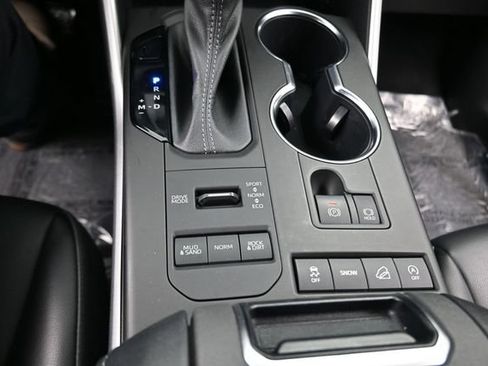 Used 2022 Toyota Highlander XLE AWD/4WD image 12