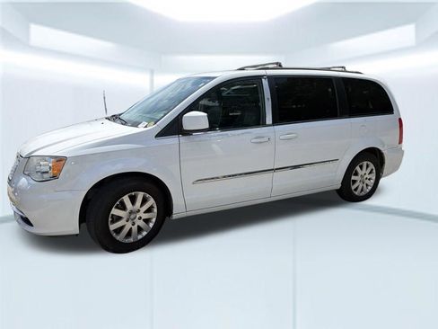 Used 2016 Chrysler Town & Country Touring FWD image 4