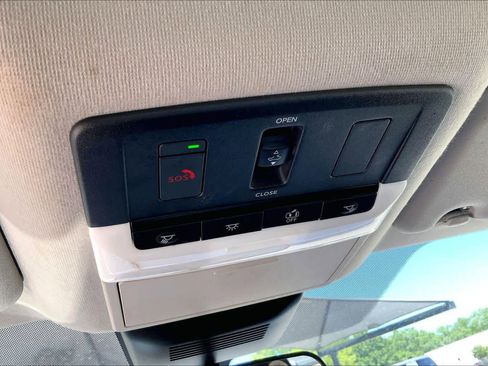 Used 2025 Nissan Sentra SR w/ SR Premium Package FWD image 32