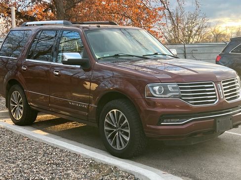 Used 2016 Lincoln Navigator Select image 2