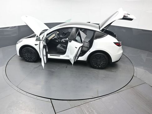 Used 2021 Tesla Model Y Long Range image 46