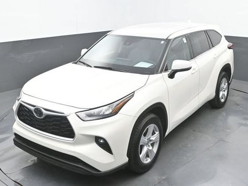 Used 2020 Toyota Highlander LE FWD image 32