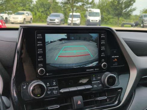 Used 2022 Toyota Highlander XLE FWD image 29