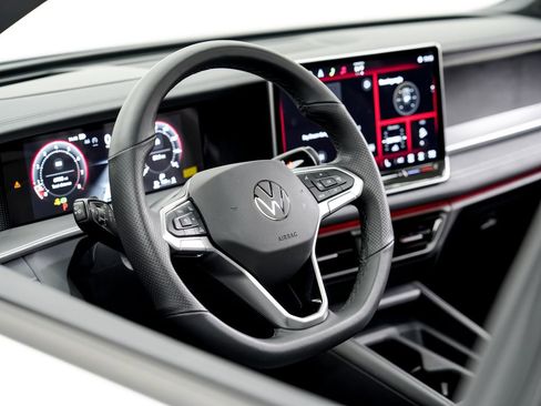 Used 2025 Volkswagen Tiguan SE R-Line AWD/4WD image 9