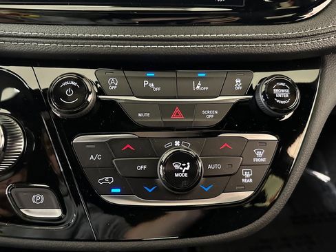 New 2026 Chrysler Pacifica Select image 29