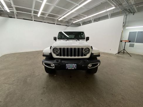 Used 2025 Jeep Wrangler Unlimited Sahara AWD/4WD image 9