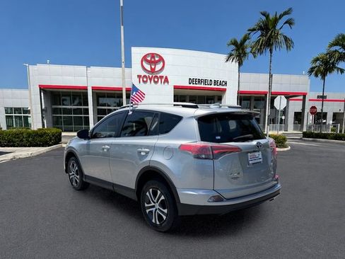 Used 2018 Toyota RAV4 LE FWD image 5