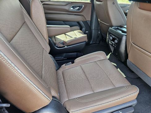 Used 2023 Chevrolet Suburban High Country w/ Advanced Technology Package AWD/4WD image 18