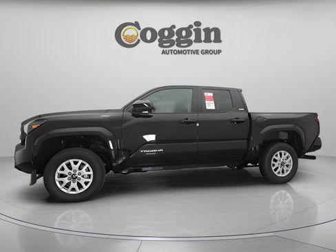 Used 2025 Toyota Tacoma SR5 AWD/4WD image 5