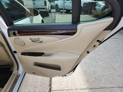 Used 2016 Lexus LS 460 w/ Comfort Package RWD image 24