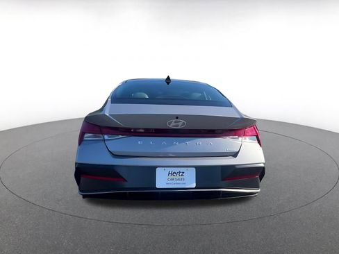 Used 2025 Hyundai Elantra Limited image 12