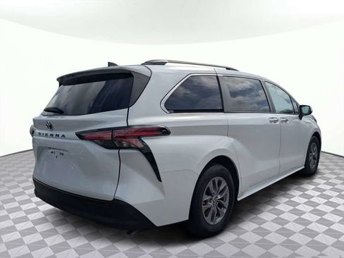 Used 2022 Toyota Sienna XLE FWD image 3