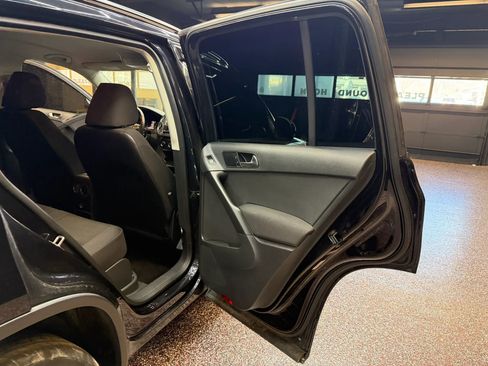 Used 2017 Volkswagen Tiguan Limited w/ Premium Package image 20