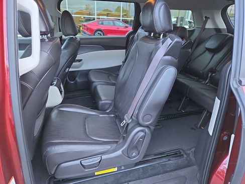 Used 2023 Kia Carnival LX image 11