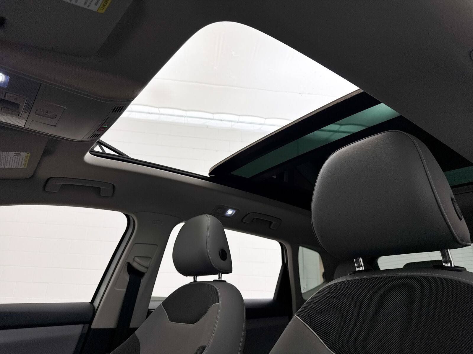 Used 2023 Volkswagen Taos SE w/ Panoramic Sunroof Package FWD image 3