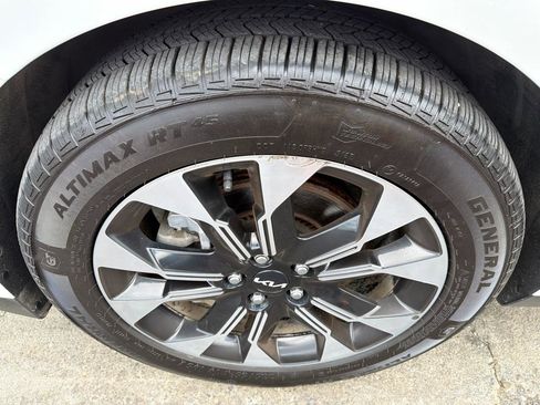 Used 2022 Kia Carnival EX image 23