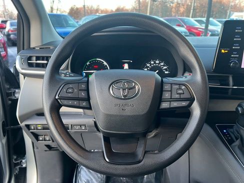 Used 2024 Toyota Sienna LE image 14