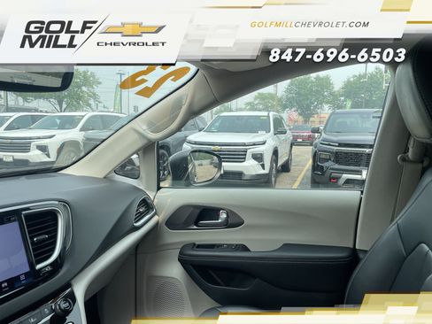 Used 2023 Chrysler Pacifica Touring-L FWD image 23