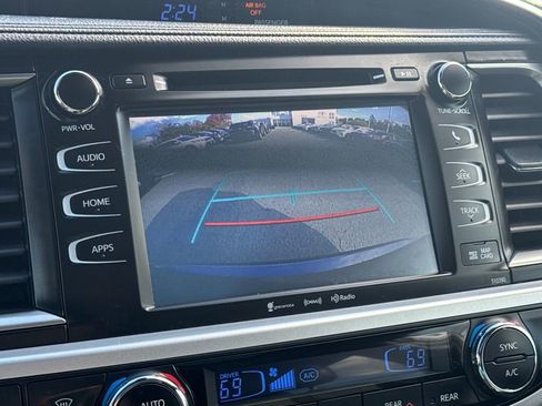Used 2019 Toyota Highlander SE image 25