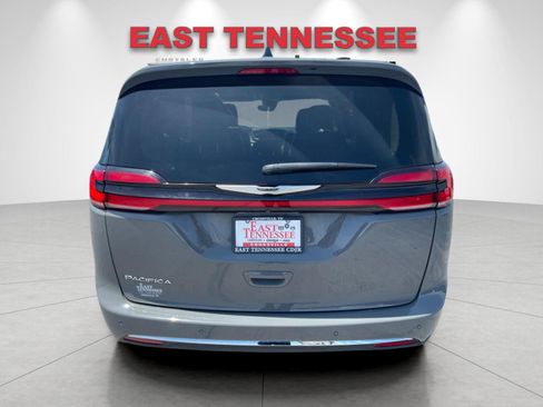 Used 2023 Chrysler Pacifica Touring-L FWD image 4