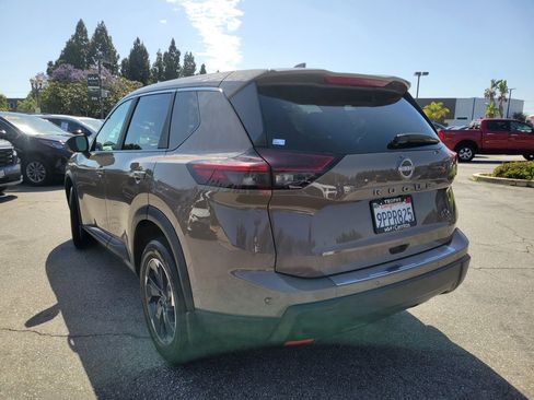 Used 2024 Nissan Rogue SV FWD image 2
