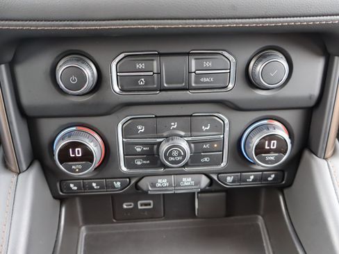 Used 2022 Chevrolet Suburban High Country image 30