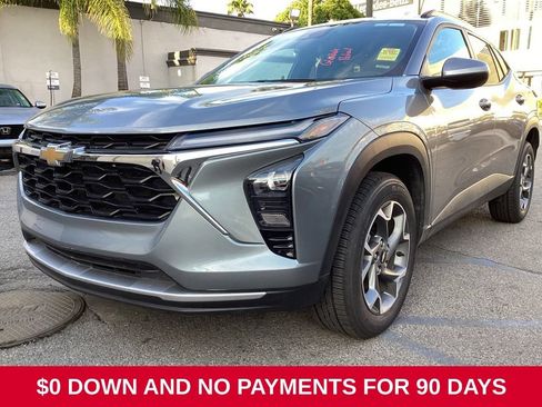 Used 2025 Chevrolet Trax LT w/ LT Convenience Package FWD image 1