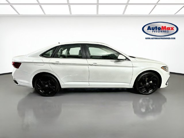 Used 2025 Volkswagen Jetta SE FWD image 8