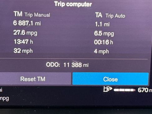 Used 2025 Volvo XC60 B5 Plus image 33